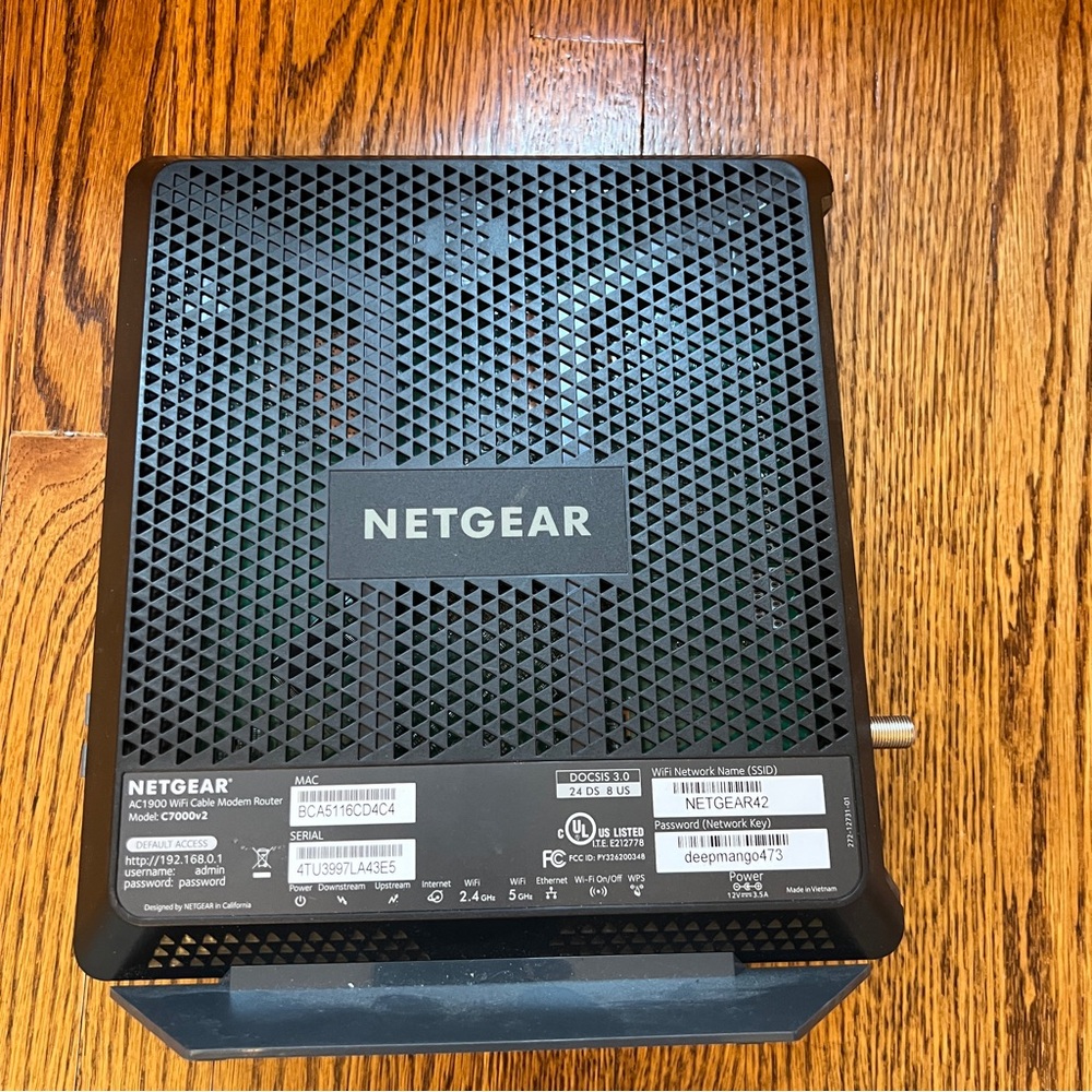 NETGEAR Black Wireless Router with Accessories - Picture 4 of 9